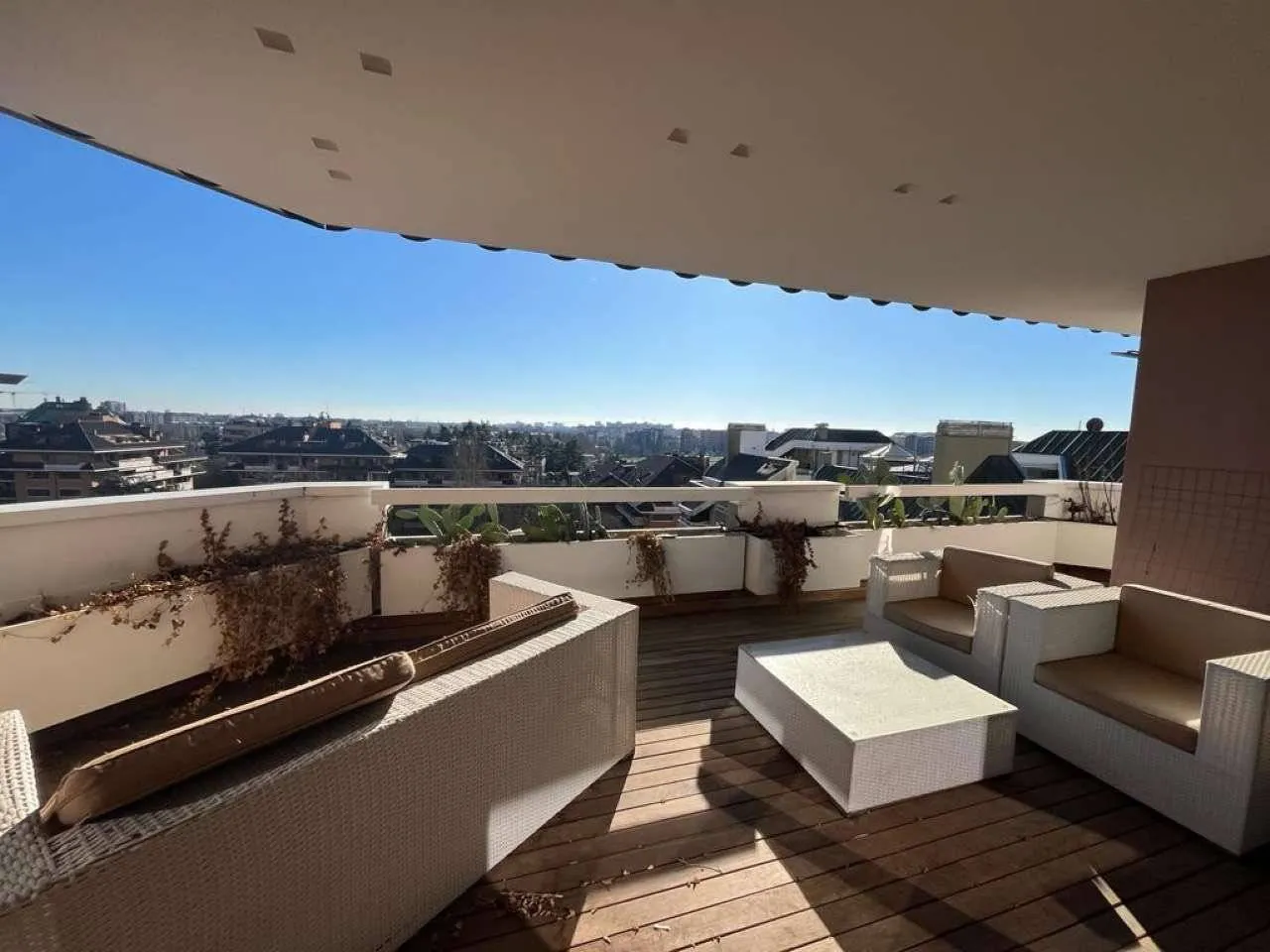 Terrazzo con arredi da esterno e vista sulla città