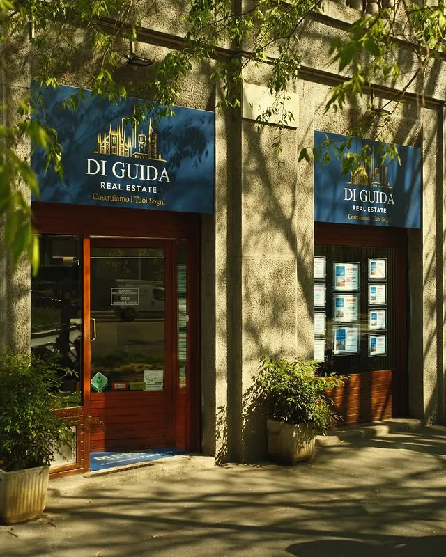 Insegna dell'agenzia immobiliare Di Guida Real Estate in Piazza Napoli a Milano