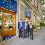 Il team di Di Guida Real Estate, agenzia immobiliare a Milano, davanti all'agenzia in Piazza Napoli