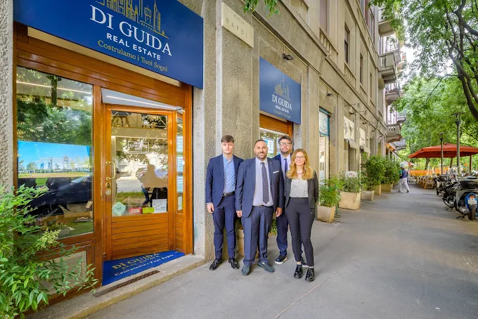 Il team di Di Guida Real Estate, agenzia immobiliare a Milano, davanti all'agenzia in Piazza Napoli