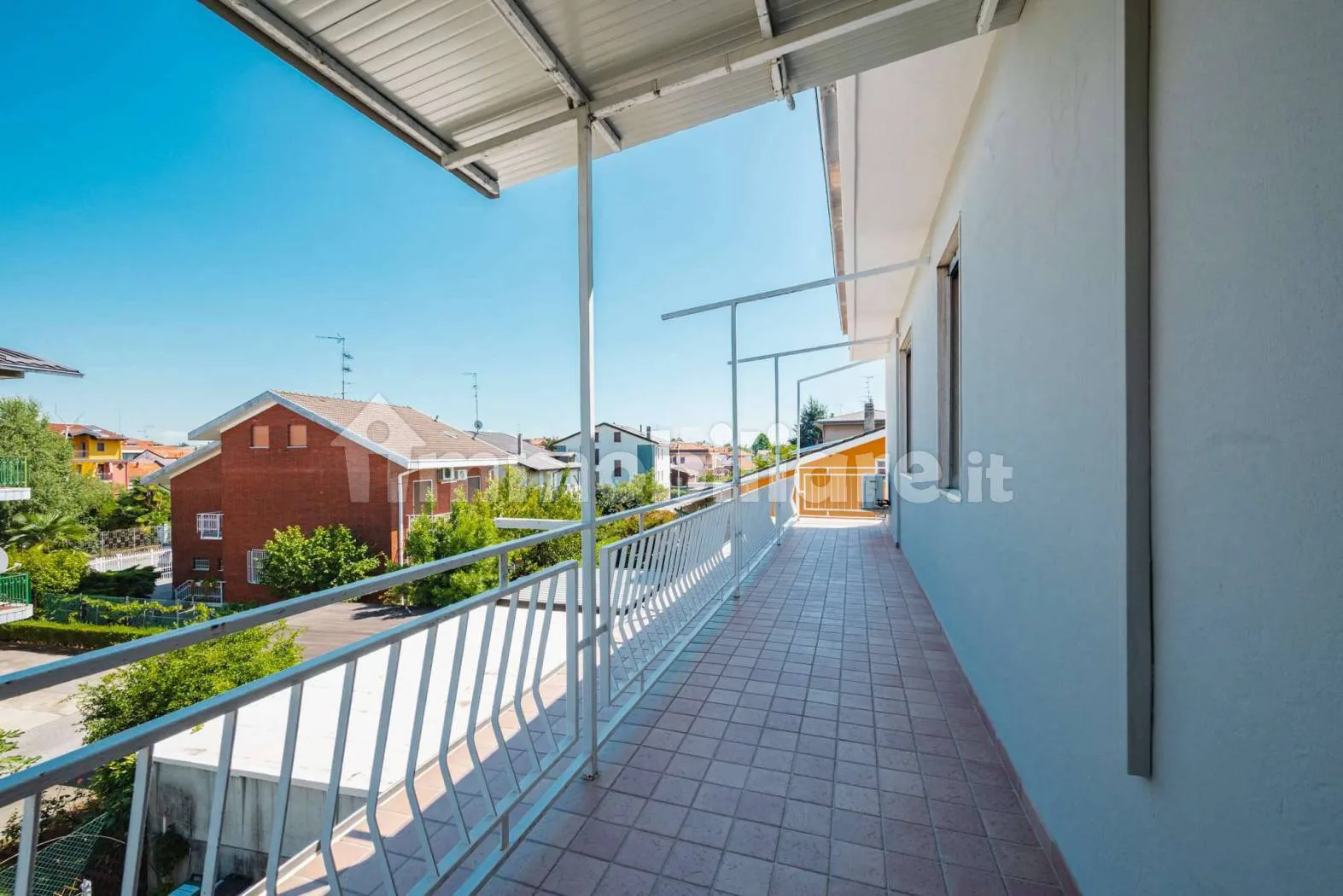 Balcone ordinato con arredi da esterno
