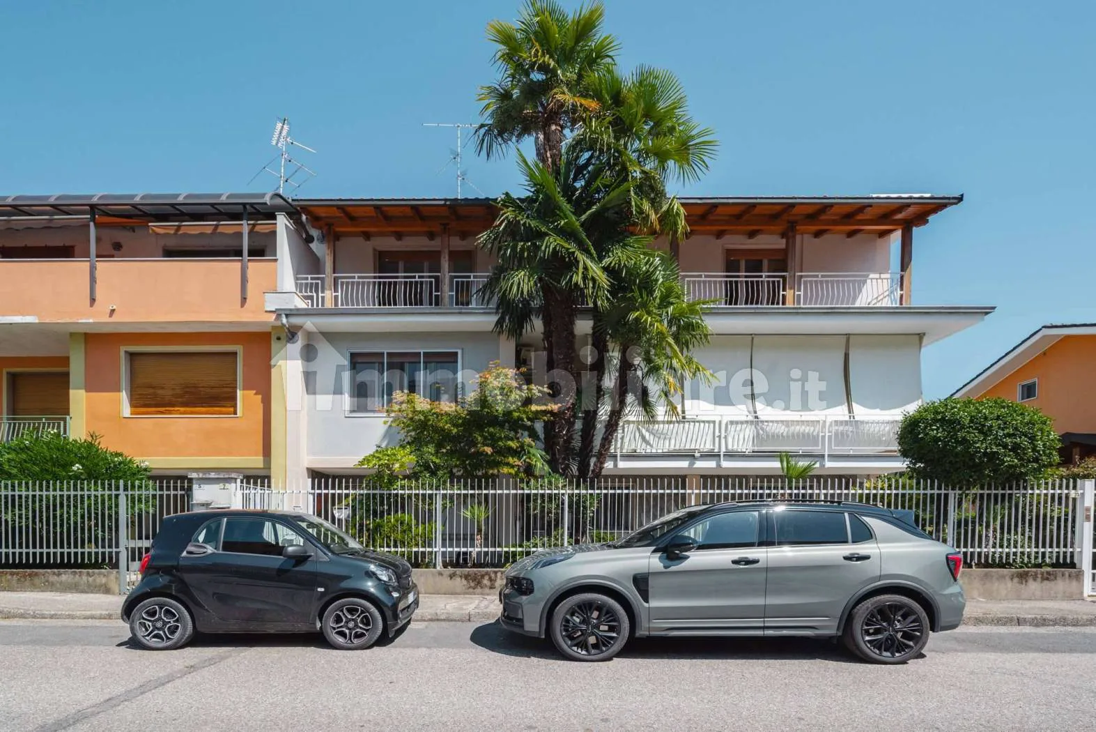 Facciata di un edificio residenziale con giardino